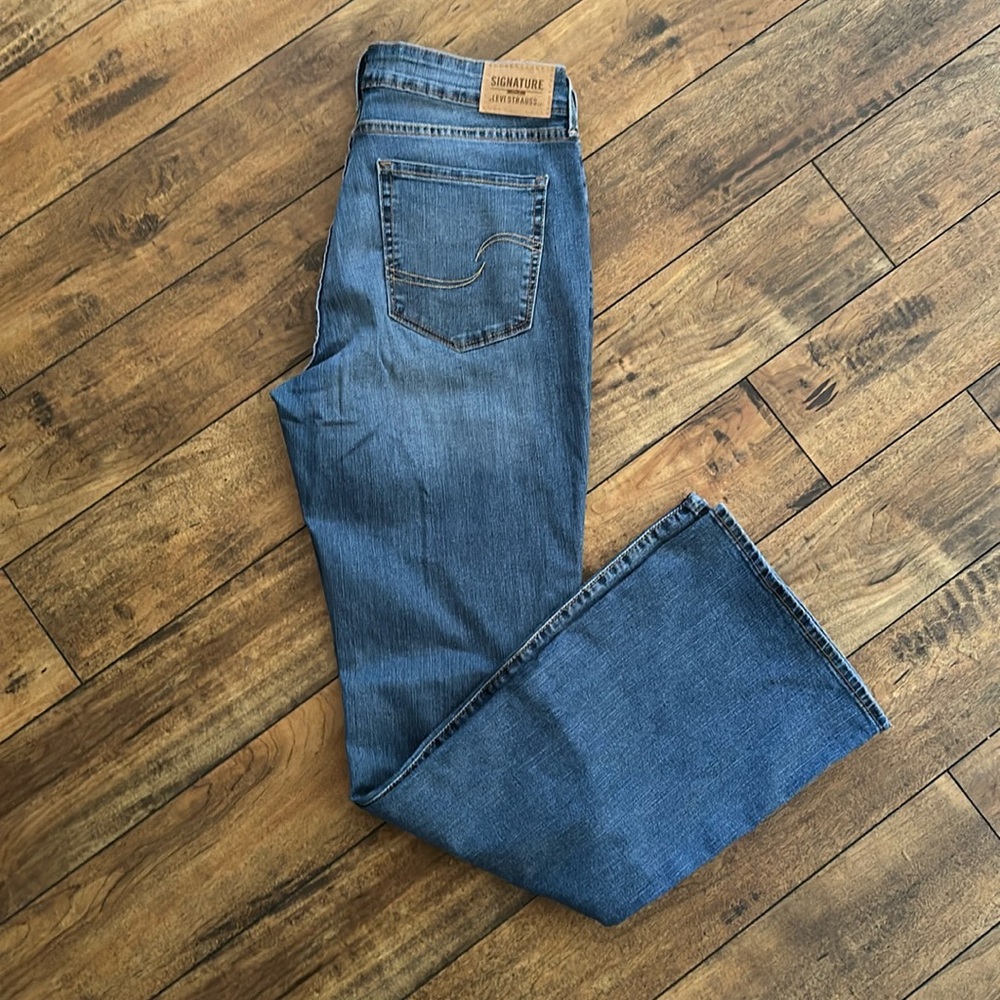 Women’s Signature Gold Levi Strauss Mid-Rise Bootcut Jeans in size 10M. W30 L32